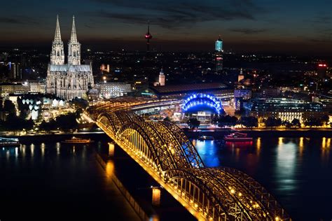 Kostenlose foto Brücke Skyline Nacht Stadt Wolkenkratzer