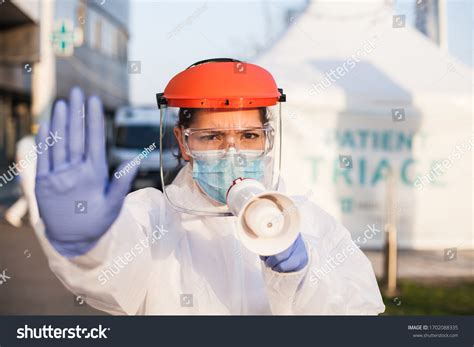 Female Paramedic Personal Protective Equipment Ppe Stock Photo ...