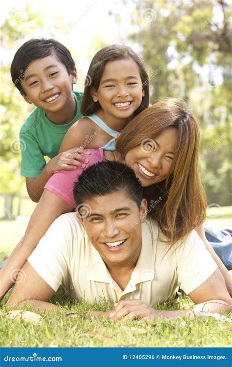 Familia Asiática Que Disfruta De Día En Parque Foto de archivo Imagen