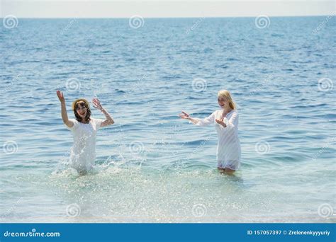 Des Filles Heureuses Se Brisant Dans La Mer Image Stock Image Du