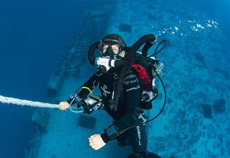 scuba wetsuit thickness guide   match  wetsuit   water