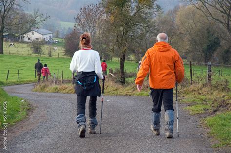 Couple De Marcheurs Sur Les Chemins De Campagne Photos Adobe Stock