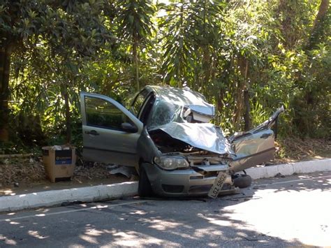 G1 Homem fica preso às ferragens após bater em ônibus em Petrópolis