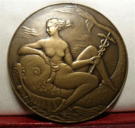 1930 FRANÇAISE 76MM MÉDAILLE ART DECO FEMME NUE BALEINE par Poisson Le