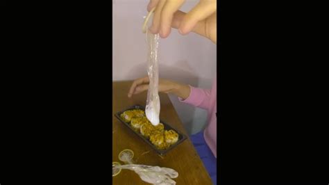 Femboy Vide Des Capotes Usag Es Dans Son Repas Avant D Ajouter Sa