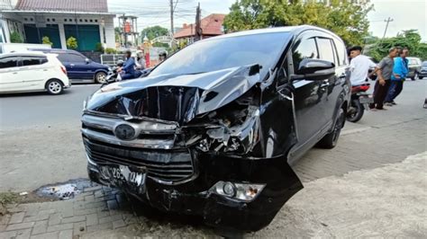 Mobil Anggota DPRD Jateng Kecelakaan Di Ngaliyan Semarang Seruduk 4