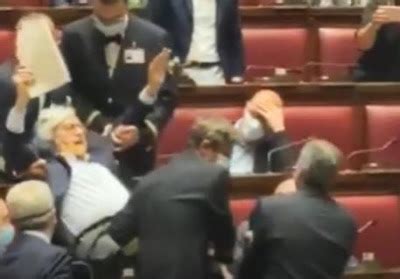 Tra Le Righe Camera Sgarbi Espulso Dall Aula