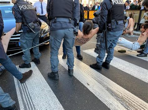 Attivisti Di Ultima Generazione Nudi E Incatenati A Roma Blitz In Via