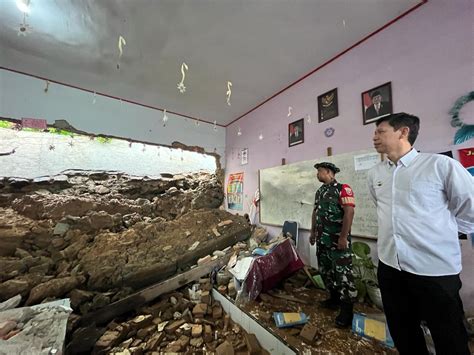 Tertimpa Longsor Tembok Gedung SDN 4 Kolakaasi Jebol