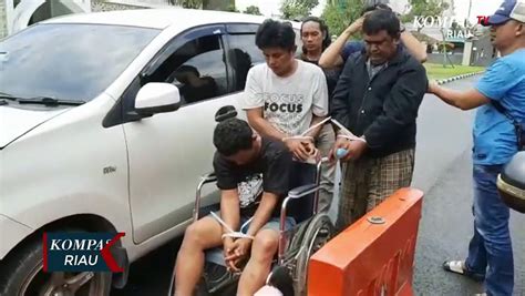 Perampok Bersenpi Dibekuk Seorang Pelaku Mantan Polisi Video Dailymotion