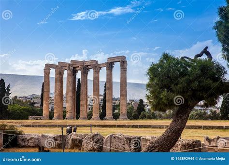 Temple De Zeus Olympien Aussi Connu Sous Le Nom D Olympiation Au Centre