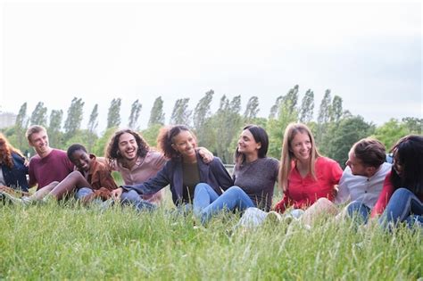 Grupo De Amigos De Diferentes Culturas Divirti Ndose Al Aire Libre