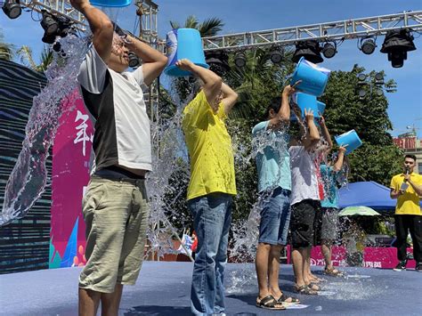 海南数百人参与冰桶挑战头泼冰水为渐冻人募款 搜狐大视野 搜狐新闻