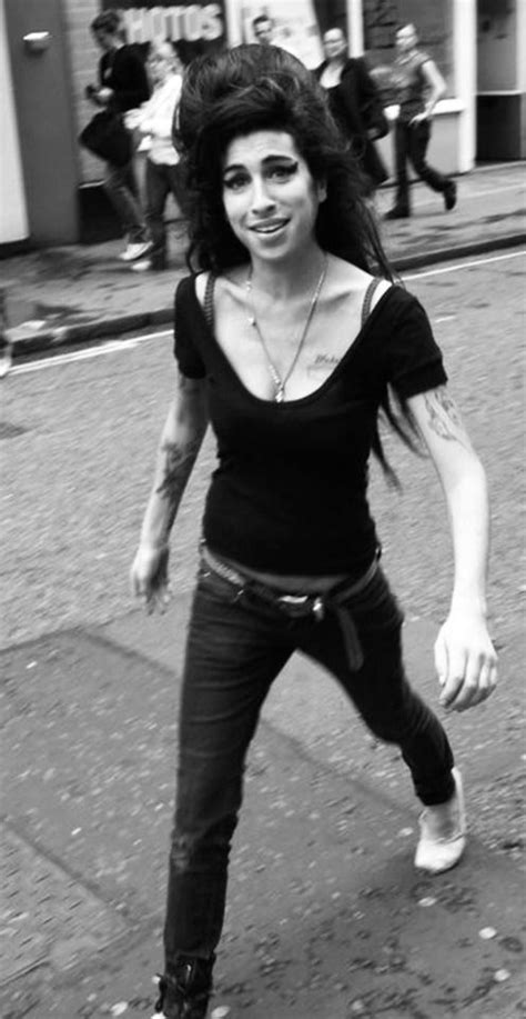 Amy Winehouse Paparazzi Walking Smirking Laughing Smiling Bandw T