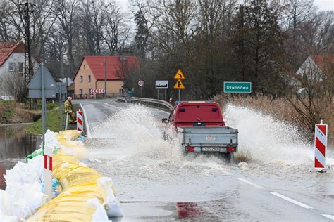 Nawałnice w Polsce Zniszczone dachy powalone drzewa zalane ulice Co