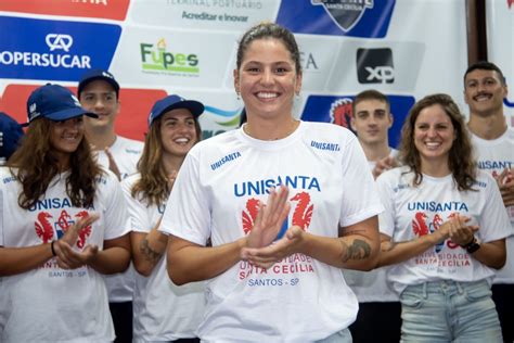 Nadadora da Unisanta Beatriz Dizotti faz história e entra no TOP 8 do