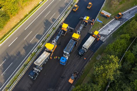 Fahrbahnerneuerung Der Bundesautobahn Mit Offenporigem Asphalt