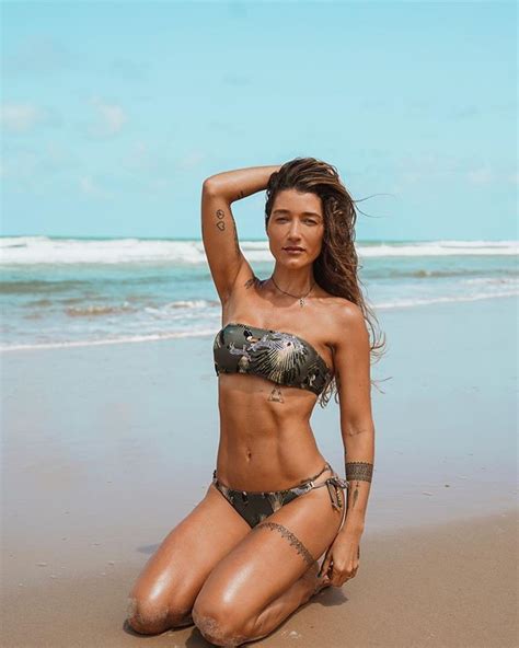 Gabriela Pugliesi faz poses de diva em praia da Bahia e internautas não