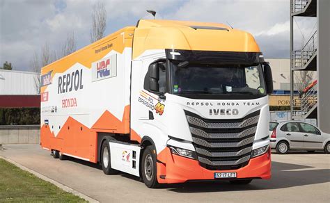 Trasladando Al Equipo Honda Del Motogp Km Al Volante Del Iveco