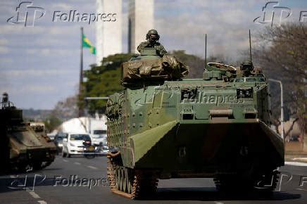 Folhapress Fotos Blindado Da Marinha Desfila Na Esplanada Dos