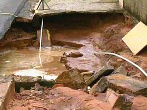 G Chuva Derruba Rvores Alaga Casas E Lojas E Abre Crateras Em S O