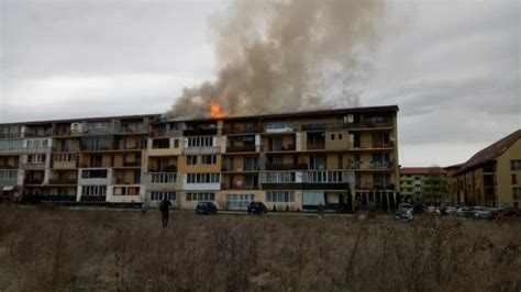 UPDATE FOTO VIDEO Incendiu violent izbucnit la un bloc de locuințe din