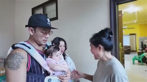 Kenang Masa Kecil Potret Denny Sumargo Pulang Kampung Ajak Baby Biel