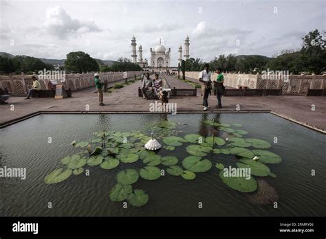 maharashtra aug   tourists visit  bibi qa