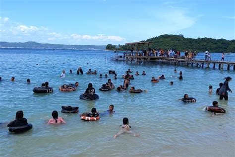 Wisatawan Luar Lampung Padati Objek Wisata Pantai Mutun