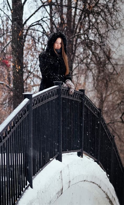 Mujer Modelo Morena Mirando Al Espectador Mujeres Al Aire Libre