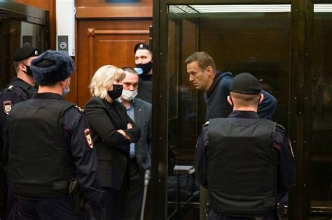 Russie Alexeï Navalny Condamné à Près De Trois Ans De Prison Malgré