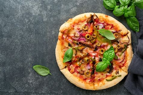 Pizza Domowa Tradycyjna Pizza Neapolitańska Z Oliwkami Papryką Cebulą I Grzybami Na Drewnianym