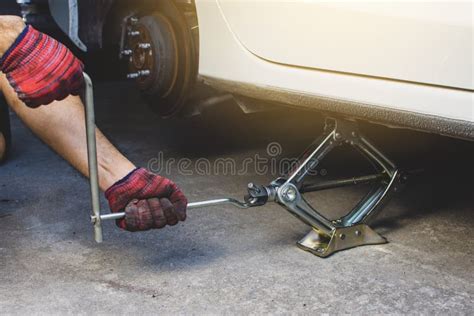 Equipo De Herramienta Cambiante Del Enchufe Y De La Rueda Del Coche En