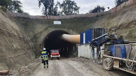 Sprengungen Begleiten Gegenvortrieb Vom S Dportal Des Arlinger Tunnels