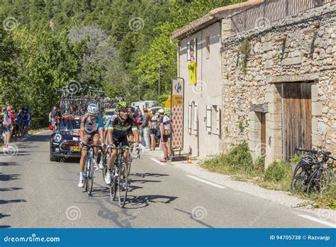 Groep Fietsers Op Mont Ventoux Ronde Van Frankrijk Redactionele