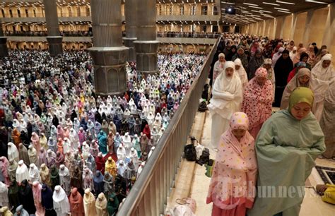 Salat Tarawih Ramadhan Di Masjid Istiqlal Foto Tribunnews