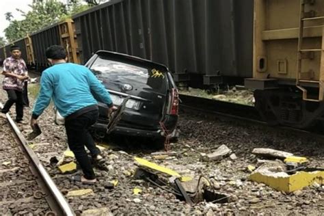 Ada Teriakan Histeris Sebelum Mobil Hitam Hancur Ditabrak Kereta Api