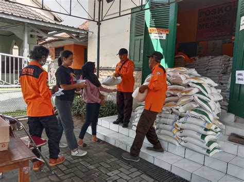 Kpm Donoharjo Menerima Bantuan Beras Dan Sembako Desa Donoharjo