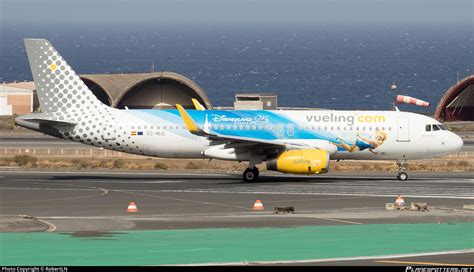 EC MLE Vueling Airbus A320 232 WL Photo By RobertLN ID 1200431