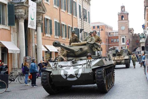 Ferrara Figuranti Nazisti Alla Colonna Della Libert Inopportuno