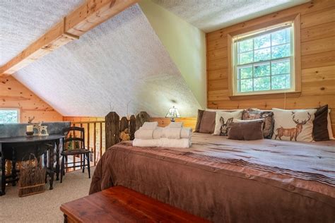 Creekside Oasis Beautifully Decorated Pet Friendly Cottage On Town