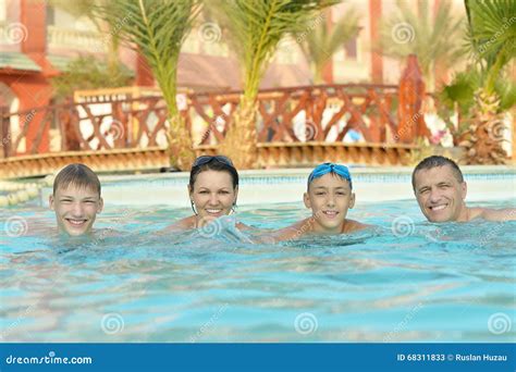 Familia Feliz Que Tiene En Piscina Imagen De Archivo Imagen De