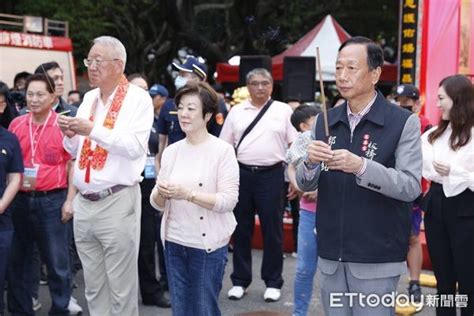 郭台銘板橋造勢！96歲郭媽媽坐輪椅現身 表姊張淑芬到場 Ettoday財經雲 Ettoday新聞雲