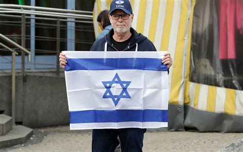 Mettmann Ein Mann Zeigt Flagge F R Israel