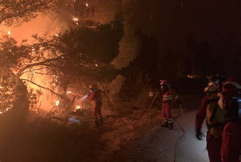 El Viento Reaviva El Incendio De Venta Del Moro Y Ya Afecta A 800 Hectáreas Actualidad