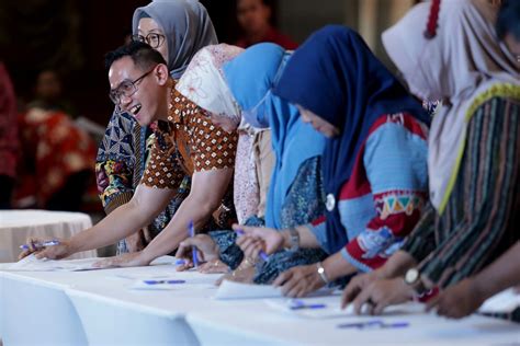 Sah Pejabat Pemkot Surabaya Tanda Tangani Kontrak Kinerja 2024