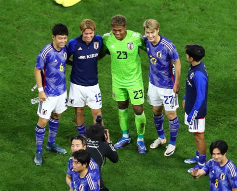 ＜日本・チュニジア＞試合後、記念撮影する（左から）遠藤、伊藤敦、鈴木、橋岡とそれを見つめる久保（右） （撮影・後藤 大輝） ― スポニチ