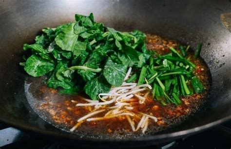 Yunnan Rice Noodle Soup 云南小锅米线 The Woks Of Life