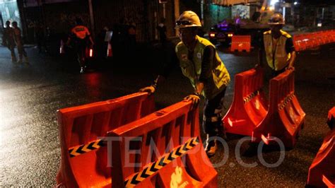 Situasi Penutupan Perlintasan Kereta Jalan Dewi Sartika Depok Tempo Co