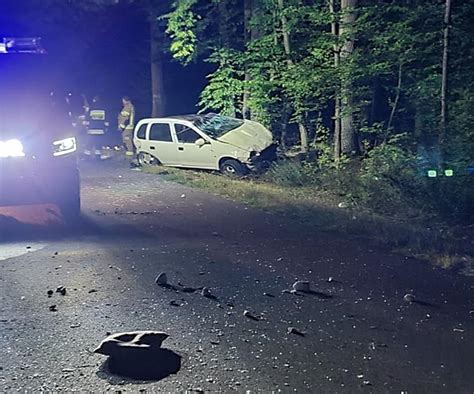 Potworny wypadek pod Mińskiem Mazowieckim Opel rąbnął w drzewo Dwie